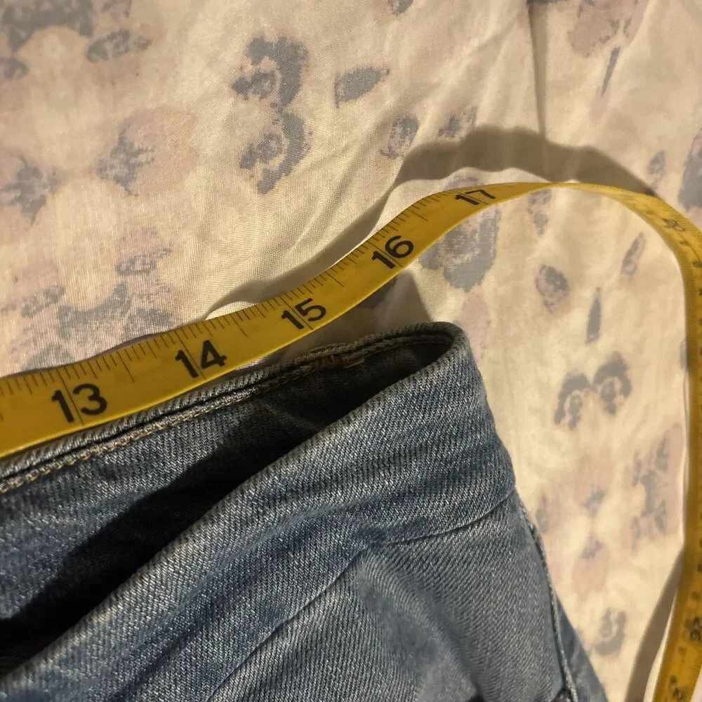 Good American Women’s Light Wash Distressed Jeans Size 15 Style GCC802T 1352